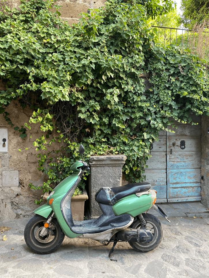 Scooter in Civita di Bagnoregio
